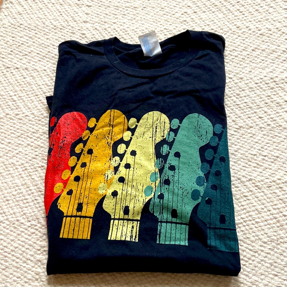 Black T-shirt with guitar 🎸 print in size L